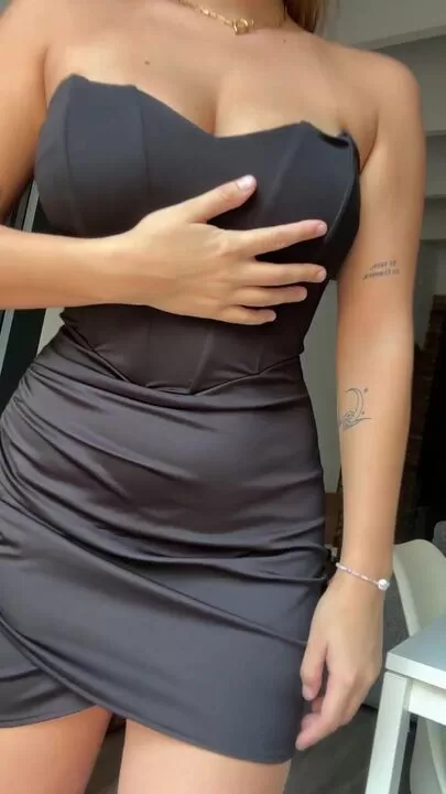 No sé por qué me pongo cachonda con este vestido negro.