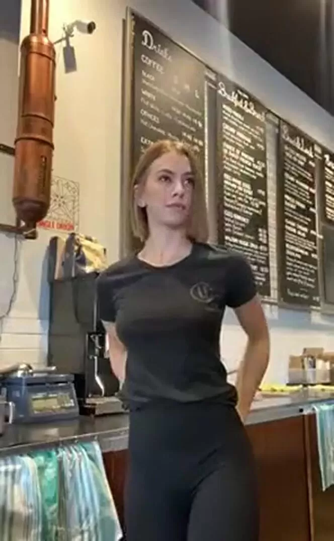 咖啡师在工作时展示她的奶子
