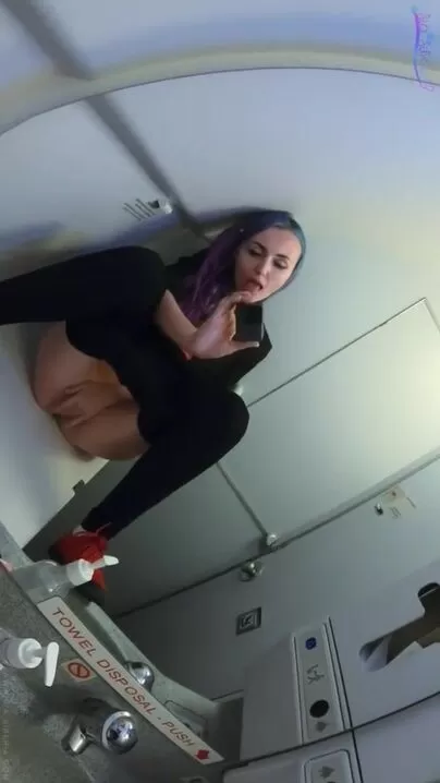 Ze stapt uit in de badkamer van het vliegtuig