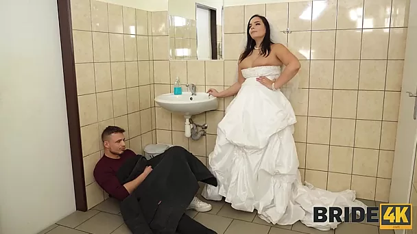 Die betrügerische Braut blieb vor ihrer Hochzeit mit der besten Freundin ihres Bräutigams auf der Toilette stecken