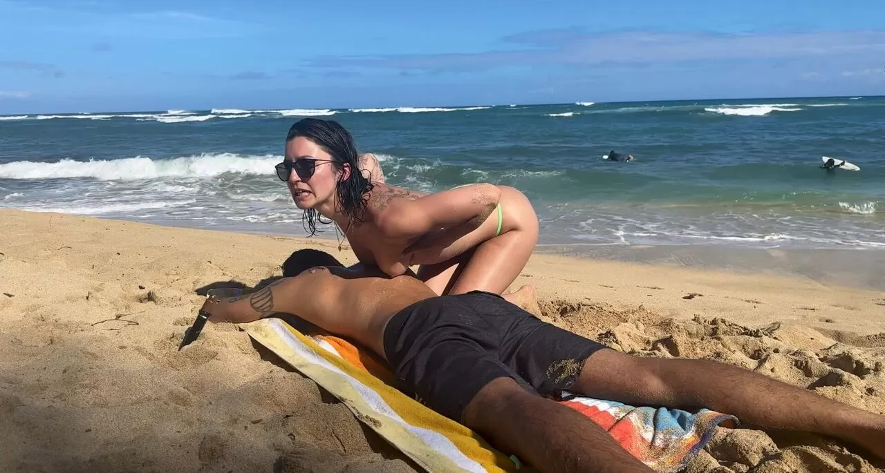 Nunca vi uma massagem Nuru na praia antes