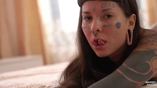 Una ragazza alternativa tatuata e con piercing mostra le sue abilità al produttore arrapato