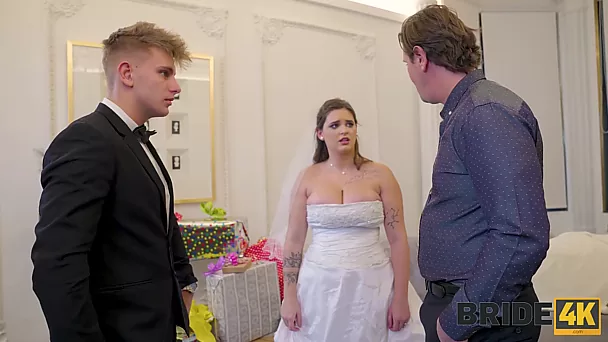 O cara se torna um marido corno imediatamente após o casamento com uma vagabunda bbw