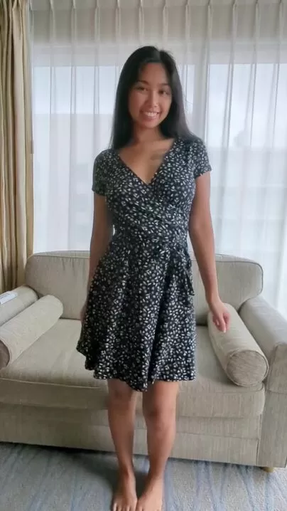 Eu nunca uso sutiã ou calcinha por baixo do vestido!