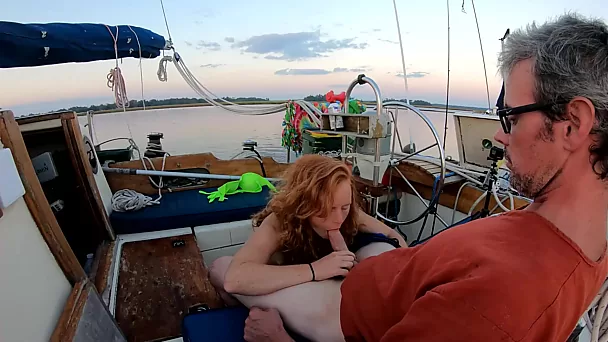 Стройная рыжая ублажает мужа минетом и получает сперму во время романтической прогулки на лодке