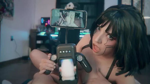 Sasha cyberpunk trajo un interesante juguete sexual del futuro