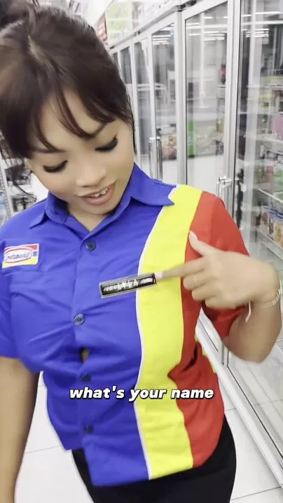 Lyla - Bella ragazza asiatica del minimarket viene riempita di sperma durante la pausa