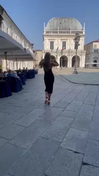 Hete meid stript naakt midden op het stadsplein