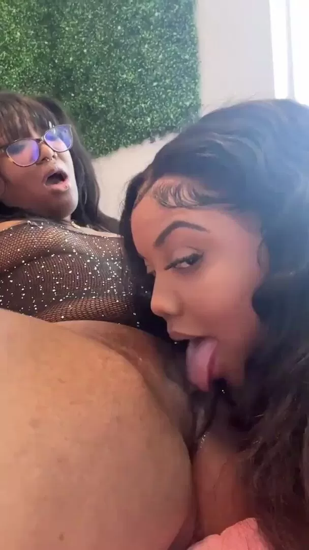 Amateur Ebony Lesbian Pussy Licking - Ebony babe licking her lesbian girlfriend's shaved pussy