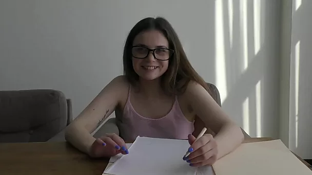 Puta adolescente russa com peitos pequenos conseguiu a tão esperada foda na buceta doce pov