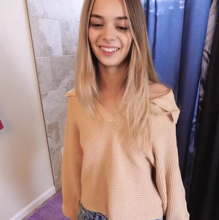 Big sweaters on petite girls are cute