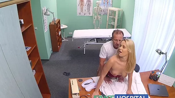 L'infirmière sexy Nikky Dream se fiche de baiser avec un médecin - faux hôpital