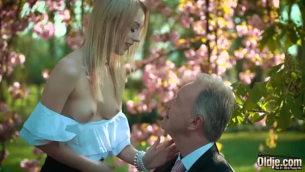 Hübsche zierliche Blondine Sex im Freien mit altem Typen