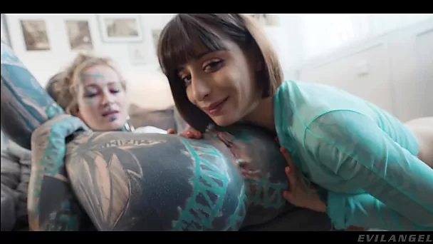 Duas namoradas compartilhando um enorme pau tatuado em um trio alternativo