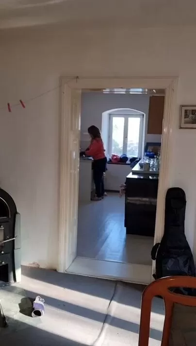 Hausfrau beim Blowjob beim Abwaschen überfallen