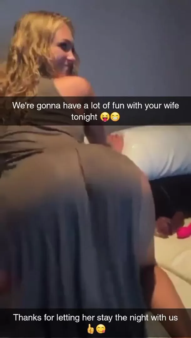 La pareja de amigos le pidió a su esposa que pasara la noche con ellos.