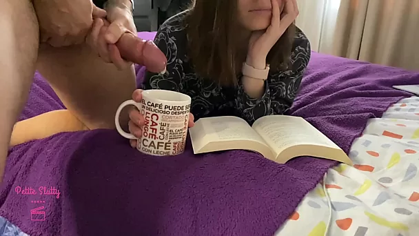 Petite salope adore son thé avec du sperme chaud