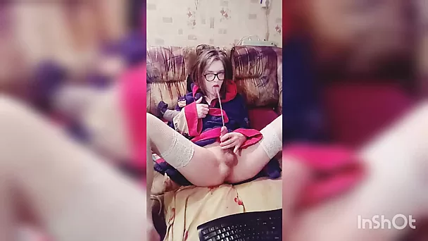 Femboy, une adolescente mince fait une fontaine à pipi dans sa propre bouche et jouit en jouant avec sa bite