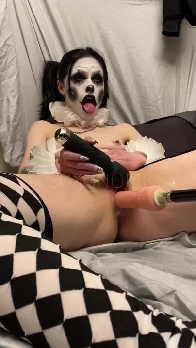 小丑荡妇喜欢使用性交机器