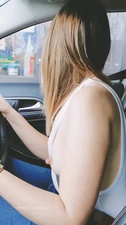 Montrer nerveusement mes seins au volant