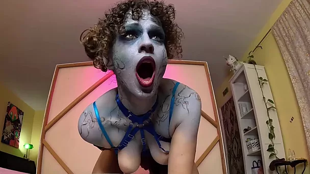 Хардкорный анальный трах на Хэллоуин для сексуальной телочки-зомби
