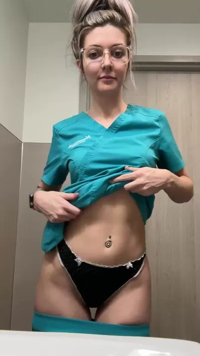 Sólo una enfermera traviesa que se desnuda en el trabajo