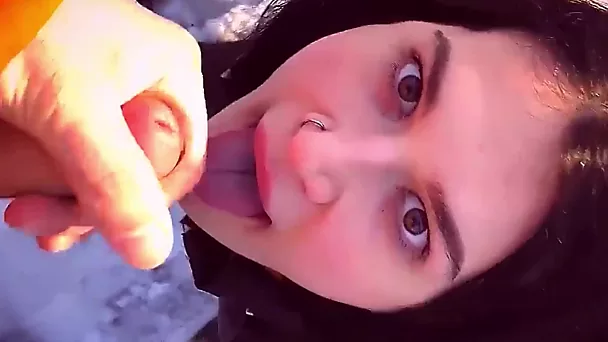 Elle a réchauffé la bite du mec dans le froid avec sa bouche.