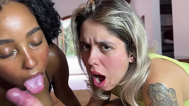 Duas garotas quase brigando pelo pau mais gostoso que já tiveram