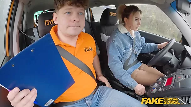 Puta ucraniana cachonda es mala conduciendo pero excelente en el sexo