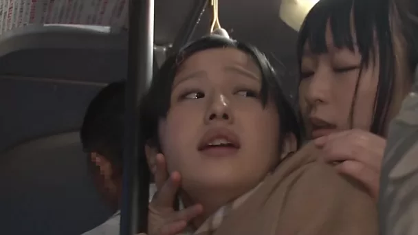 Onbekende vrouw stapte in de broek van een Aziatische tiener in het openbaar vervoer