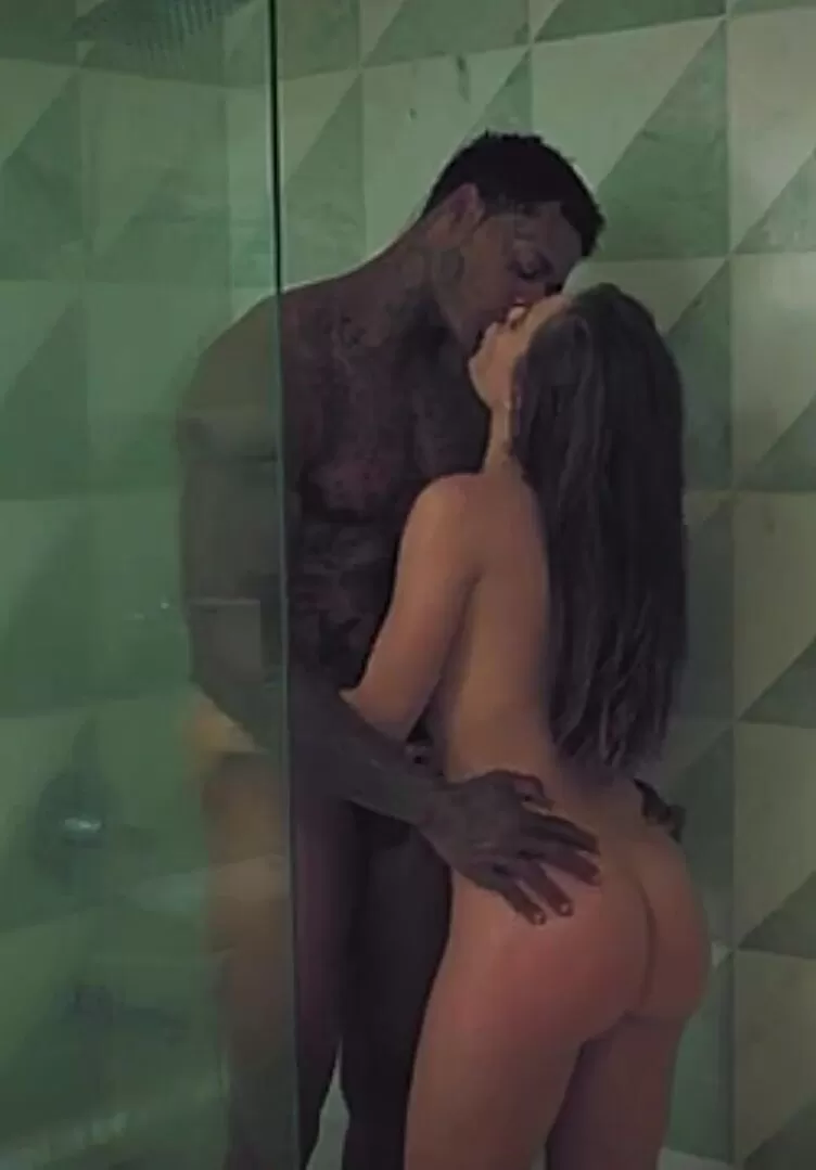 Lana Rhoades embrassant Jason Luv sous la douche