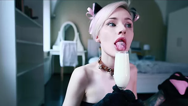 Hot Kitty adore boire du lait - porno solo amateur
