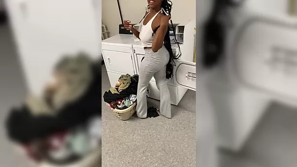 Ebony vizinho tem um galo na lavanderia - Amateur POV Porn