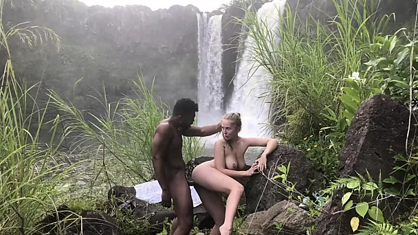 Babe mit dicken Titten lutscht einen großen schwarzen Schwanz im Freien und fickt in der Nähe eines hawaiianischen Wasserfalls