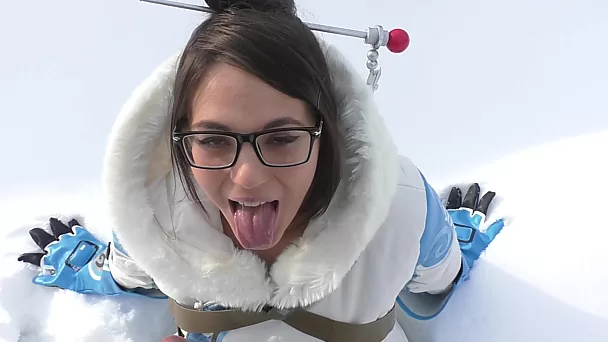 Une jolie adolescente brune suce la grosse bite de son petit ami pendant les vacances d'hiver