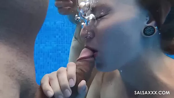 Sexy geile hotties verleiden een man om te genieten van een letterlijk adembenemend triootje in het zwembad