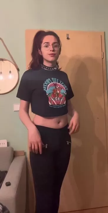 ¿Saldrías con una tgirl que pueda hacer desaparecer la ropa de esta manera?