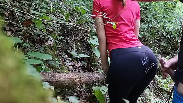 Amateur in yogabroek krijgt haar perfecte kont ondergespoten in het bos
