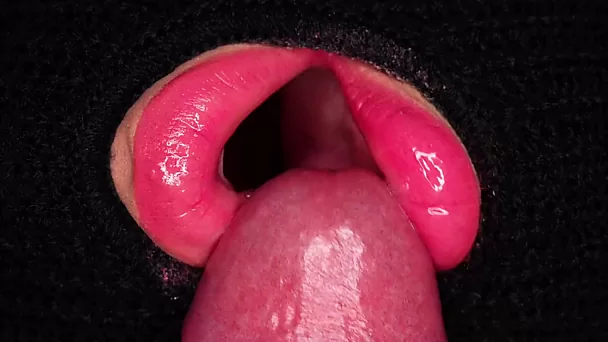 Des lèvres savoureuses ne peuvent pas disparaître sans sucer une bite juteuse