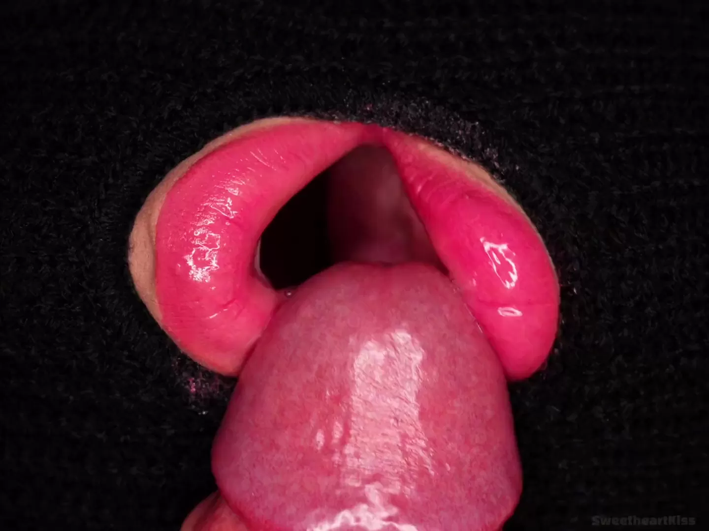 おいしい唇はジューシーなチンポを吸わずにはいられない