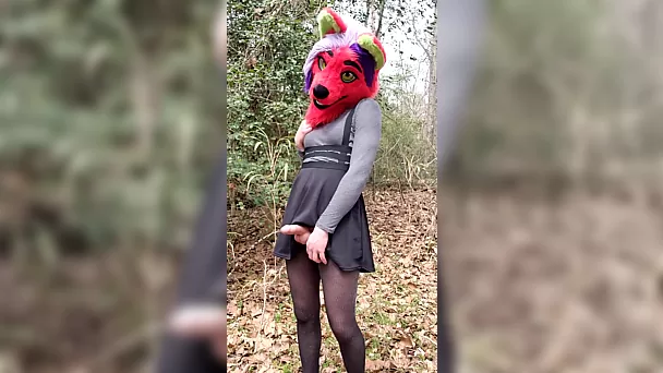 Süße Shemale mit Fuchsmaske pisst öffentlich im Wald und spritzt vor der Kamera lebhaft ab.