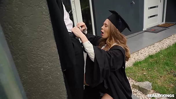 Un petit ange blond en chaleur s'est fait prendre lors d'une soirée de remise des diplômes en train de se faire sodomiser par derrière