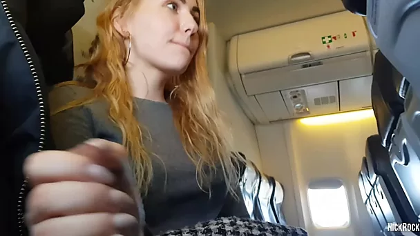 Branler et sucer la bite de mon copain dans un avion plein de monde