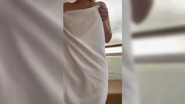 Curvy hottie verliest handdoek