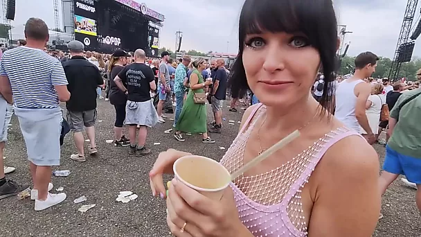 Festival fuckslut talked into taking a creampie in her pussy in a van