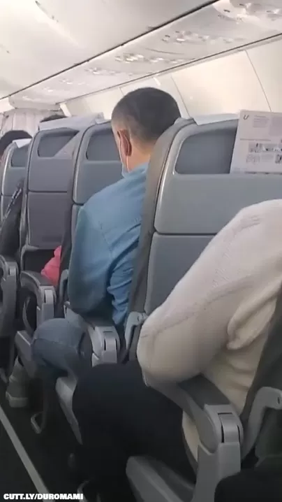 Topless in het vliegtuig gaan