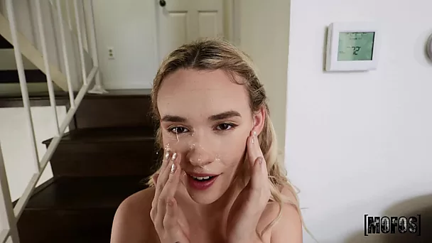 Gorgeus slut loves facial