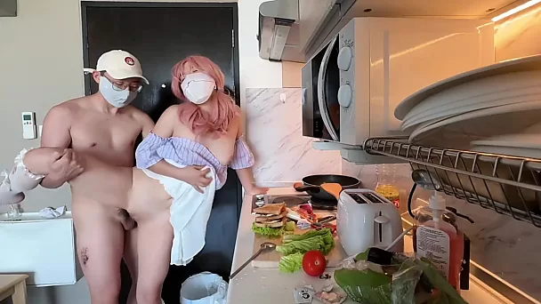 Un ragazzo arrapato vuole fare sesso prima di colazione e scopa la sua fidanzata asiatica magra dai capelli rosa in cucina