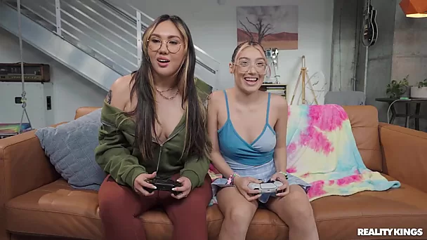 Violet Gems en Tomie Tang spelen op de console om te bepalen wie tijdens hun volgende sessie meer orgasmes krijgt
