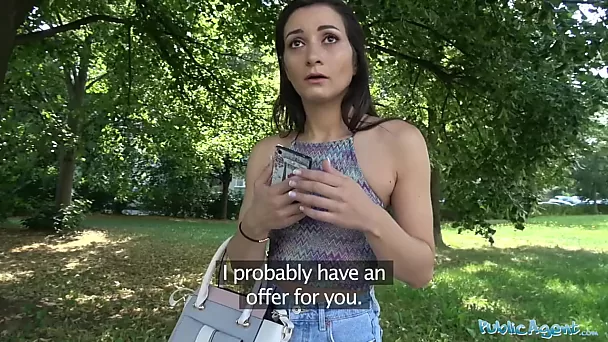 Menina italiana concorda em foder um estranho na natureza